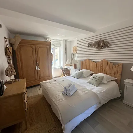 La Maison De Pierre Port-en-Bessin-Huppain